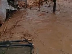 Video: Banjir Bandang Terjang Cianjur, Warga Histeris Lihat Perabotan Rumah Hanyut