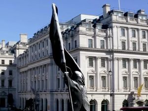 Patung Baru Banksy Jadi Pusat Perhatian di London