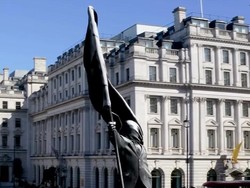 Patung Baru Banksy Jadi Pusat Perhatian di London