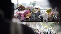 Bunga dan Doa Penuhi Stasiun Bekasi Timur Usai Tragedi Kereta