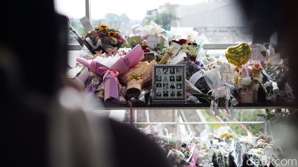 Bunga dan Doa Penuhi Stasiun Bekasi Timur Usai Tragedi Kereta