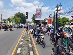 Foto: Ribuan Buruh di Jatim Bergerak ke Surabaya Peringati May Day
