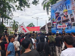 Demo di Kantor Gubernur NTB, Mahasiswa-Buruh Tuntut Upah Layak