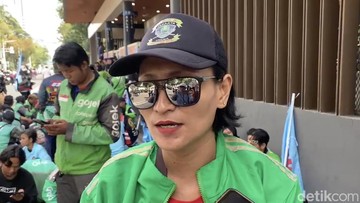 Driver Ojol Wanita Ikut May Day di Monas, Curhat Potongan Aplikator Bisa 40%