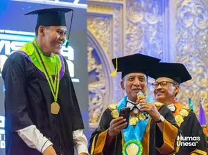 Inspiratif! Wisudawan Tunanetra Unesa Raih Beasiswa S2