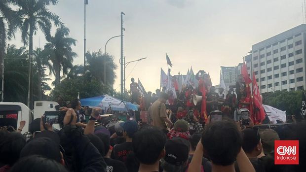 Efek Rumah Kaca tampil dalam aksi May Day 2026 di  depan gedung DPR, Jakarta, Jumat (1/5/2026). (CNNIndonesia/Patricia Diah AS)