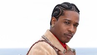 Foto: A$AP Rocky Dobrak Batas Gender, Percaya Diri Pakai Tas Chanel Pink