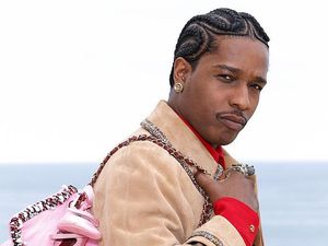 Foto: A$AP Rocky Dobrak Batas Gender, Percaya Diri Pakai Tas Chanel Pink