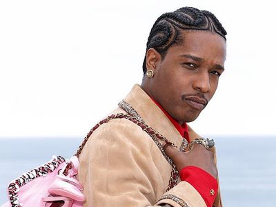 Foto: A$AP Rocky Dobrak Batas Gender, Percaya Diri Pakai Tas Chanel Pink