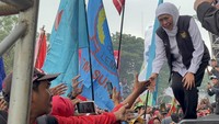 Gubernur Khofifah Temui Buruh Aksi May Day, Sepakati Perda Pesangon