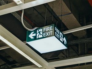 Standar Jalur Evakuasi Kebakaran di Gedung Bertingkat yang Wajib Diketahui