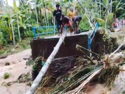 Jembatan di Tanggul Jember Ambruk  Diterjang Banjir, Akses Warga Terputus