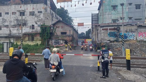 KAI Buka Suara soal Pemasangan Palang Pintu Sementara di Perlintasan Ampera Bekasi Timur