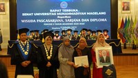 Momen Haru di Wisuda Unimma, Kakak Ipar Bawa Foto Adik yang Meninggal