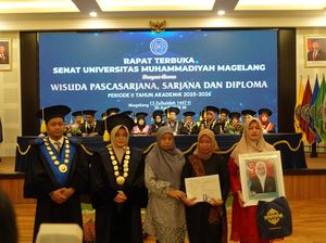 Momen Haru di Wisuda Unimma, Kakak Ipar Bawa Foto Adik yang Meninggal