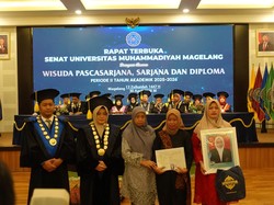 Momen Haru di Wisuda Unimma, Kakak Ipar Bawa Foto Adik yang Meninggal