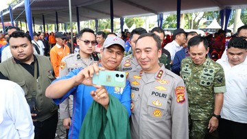 Polda Sumsel Kawal Aksi Damai 416 Buruh, Potong Tumpeng Bersama di DPRD
