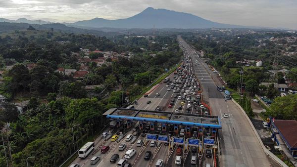 Jalur Puncak Padat saat Libur Hari Buruh, Sistem Satu Arah Diberlakukan