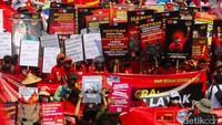Kepung DPR, Buruh Tuntut Upah Layak dan Hapus Outsourcing
