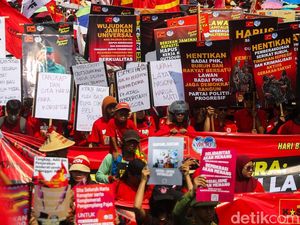 Kepung DPR, Buruh Tuntut Upah Layak dan Hapus Outsourcing