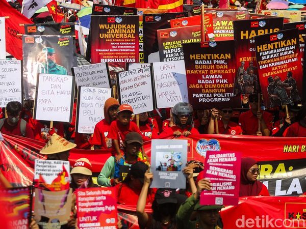 Kepung DPR, Buruh Tuntut Upah Layak dan Hapus Outsourcing