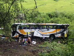 Bus Bawa Rombongan Anak Sekolah Masuk Jurang di Toba, 50 Orang Luka