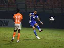 Magis Layvin Kurzawa Bawa Persib Bandung ke Puncak Klasemen