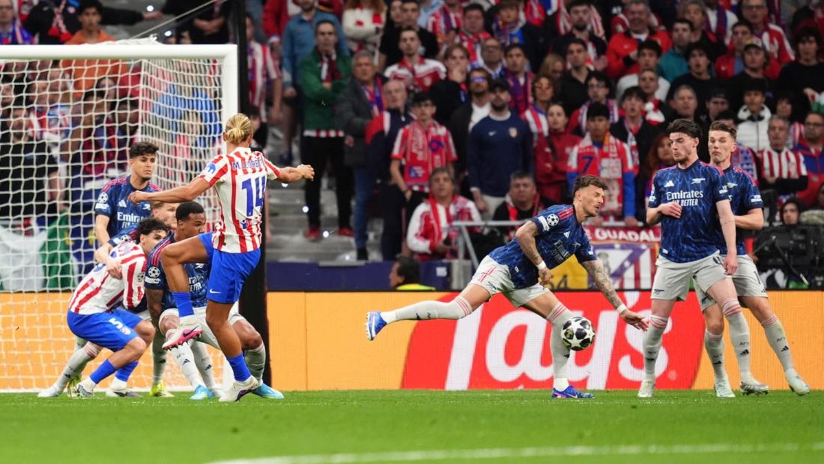 Insiden handball Ben White. (Foto: PA Images via Getty Images/Adam Davy - PA Images)