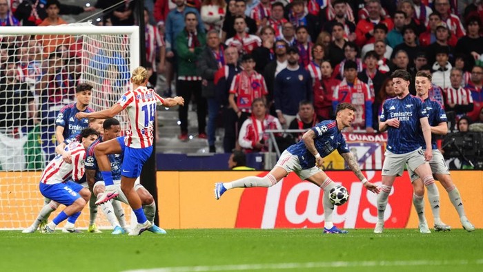 A shot from Atletico Madrids Marcos Llorente shits the hand of Arsenals Ben White resulting in a penalty during the UEFA Champions League semi-final first leg match at the Riyadh Air Metropolitano, Madrid. Picture date: Wednesday April 29, 2026. (P