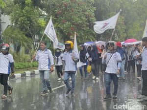 Diguyur Hujan Deras, Massa Buruh Long March ke Kantor Gubernur Jatim