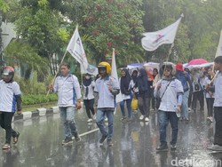 Diguyur Hujan Deras, Massa Buruh Long March ke Kantor Gubernur Jatim