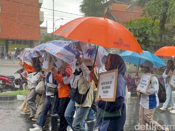 Potret Buruh di Surabaya Tetap Long March Meski Diguyur Hujan