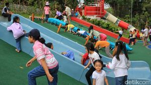 Long Weekend, Warga Habiskan Waktu di Taman Bendera Pusaka