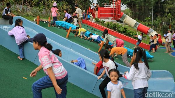Long Weekend, Warga Habiskan Waktu di Taman Bendera Pusaka
