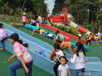 Long Weekend, Warga Habiskan Waktu di Taman Bendera Pusaka