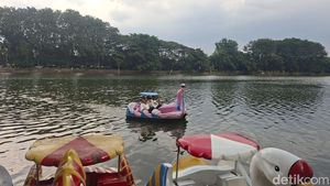 Rekomendasi Libur Long Weekend: Naik Bebek-bebekan di Setu Babakan