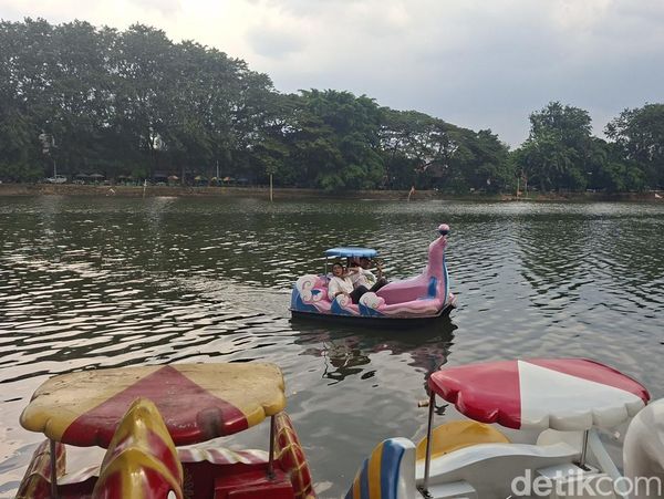 Rekomendasi Libur Long Weekend: Naik Bebek-bebekan di Setu Babakan
