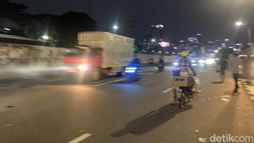 Massa Buruh dan Mahasiswa Bubar, Lalin Depan DPR Kembali Dibuka
