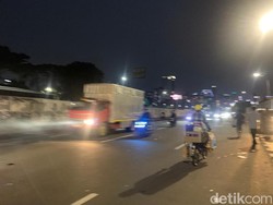Massa Buruh dan Mahasiswa Bubar, Lalin Depan DPR Kembali Dibuka