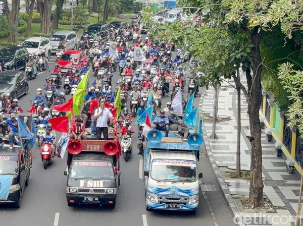 Massa Buruh Mulai Bergerak Menuju Kantor Gubernur Jatim