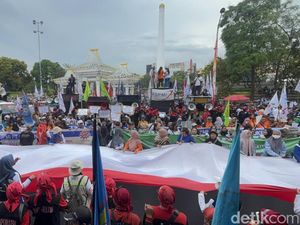 Massa Aksi May Day 2026 Tiba di Kantor Gubernur Jatim