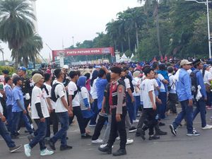 Video Massa Buruh Padati Monas dalam Perayaan May Day