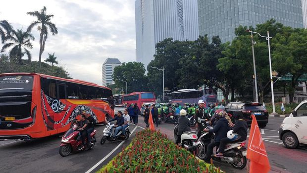 Massa pekerja nan hendak mengikuti peringatan Hari Buruh Internasional alias May Day 2026 memasuki area Monas, Jumat (1/5/2026). Arus lampau lintas (lalin) di sekitar area Monas, Jakarta Pusat, mengalami kemacetan.