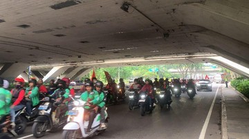 Massa Buruh Konvoi dari Semanggi ke Monas Ikuti May Day