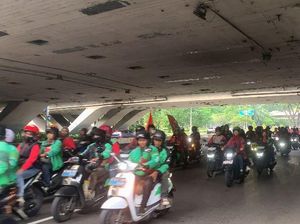Massa Buruh Konvoi dari Semanggi ke Monas Ikuti May Day