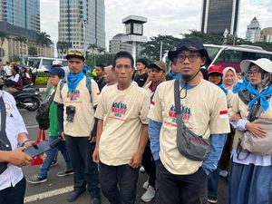 Ramaikan May Day di Monas, Massa Buruh Pakai Kaus yang Didesain Prabowo