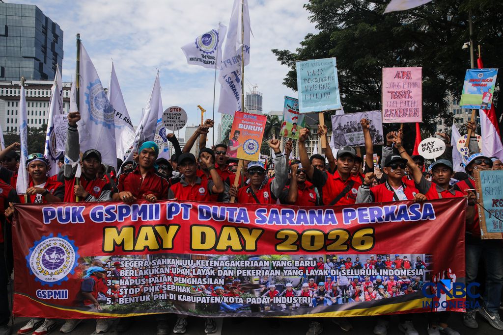 Massa pekerja nan tergabung dalam Gerakan Serikat Pekerja Manufaktur Independen Indonesia (GSPMII) melakukan unjuk rasa saat peringatan Hari Buruh Internasional alias May Day di area Patung Kuda, Jakarta, Kamis (1/5/2026). (CNBC Indonesia/Faisal Rahman)