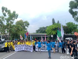 Aksi May Day, Massa Mahasiswa Merapat ke DPR