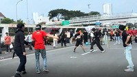 Video: Momen Unik Massa Main Bola di Tengah Demo Buruh di Depan DPR