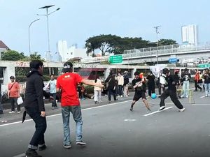 Video: Momen Unik Massa Main Bola di Tengah Demo Buruh di Depan DPR